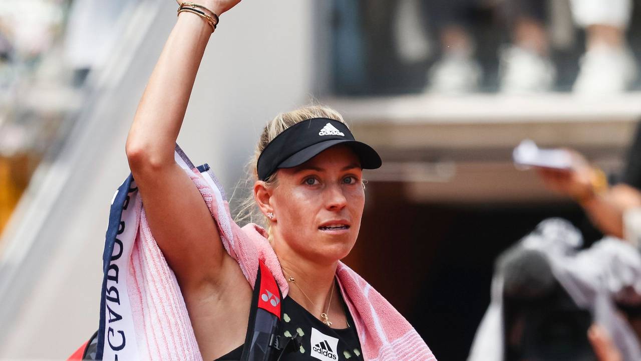 Angelique Kerber winkt ins Publikum.