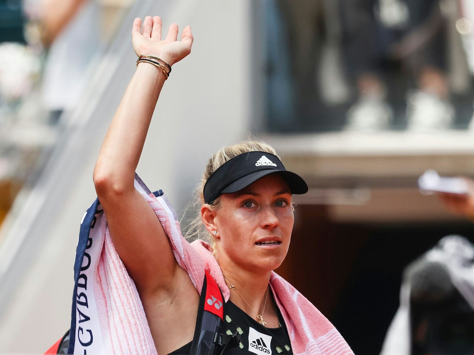 Angelique Kerber winkt ins Publikum.