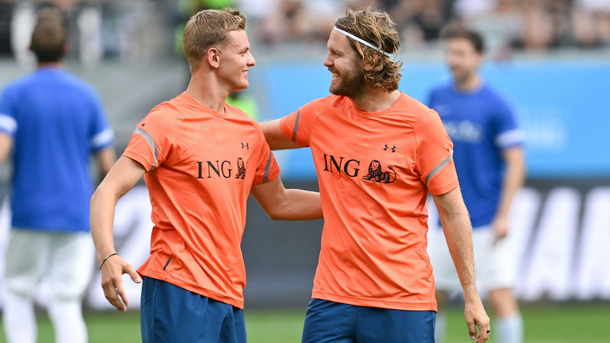 Formel 1-Fahrer Mick Schumacher (l) und Ex-Weltmeister Sebastian Vettel begrüßen sich vor dem Benefizspiel "Champions for Charity" zu Ehren von Formel 1-Legende Michael Schumacher, im Stadion.