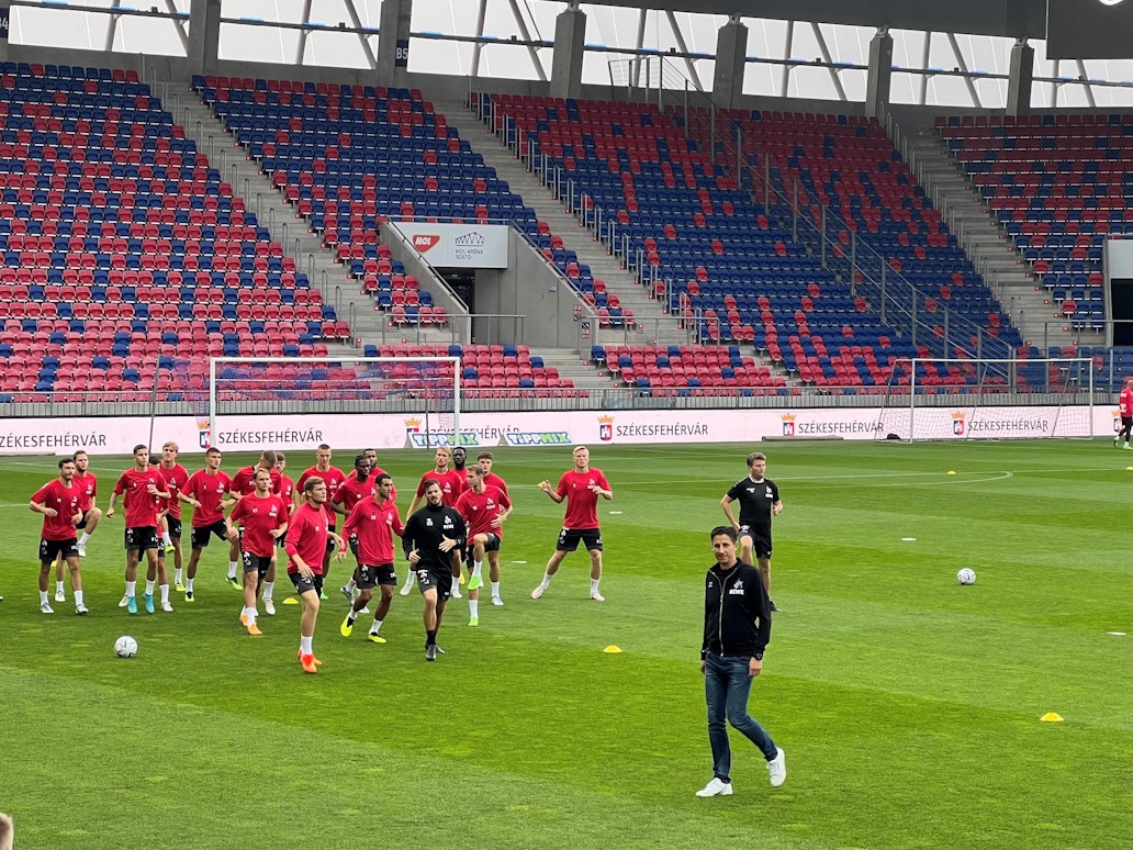 Der 1. FC Köln absolviert am Mittwochabend (24. August 2022) in Székesfehérvár sein Abschlusstraining vor dem Playoff-Rückspiel um den Conference-League-Einzug.