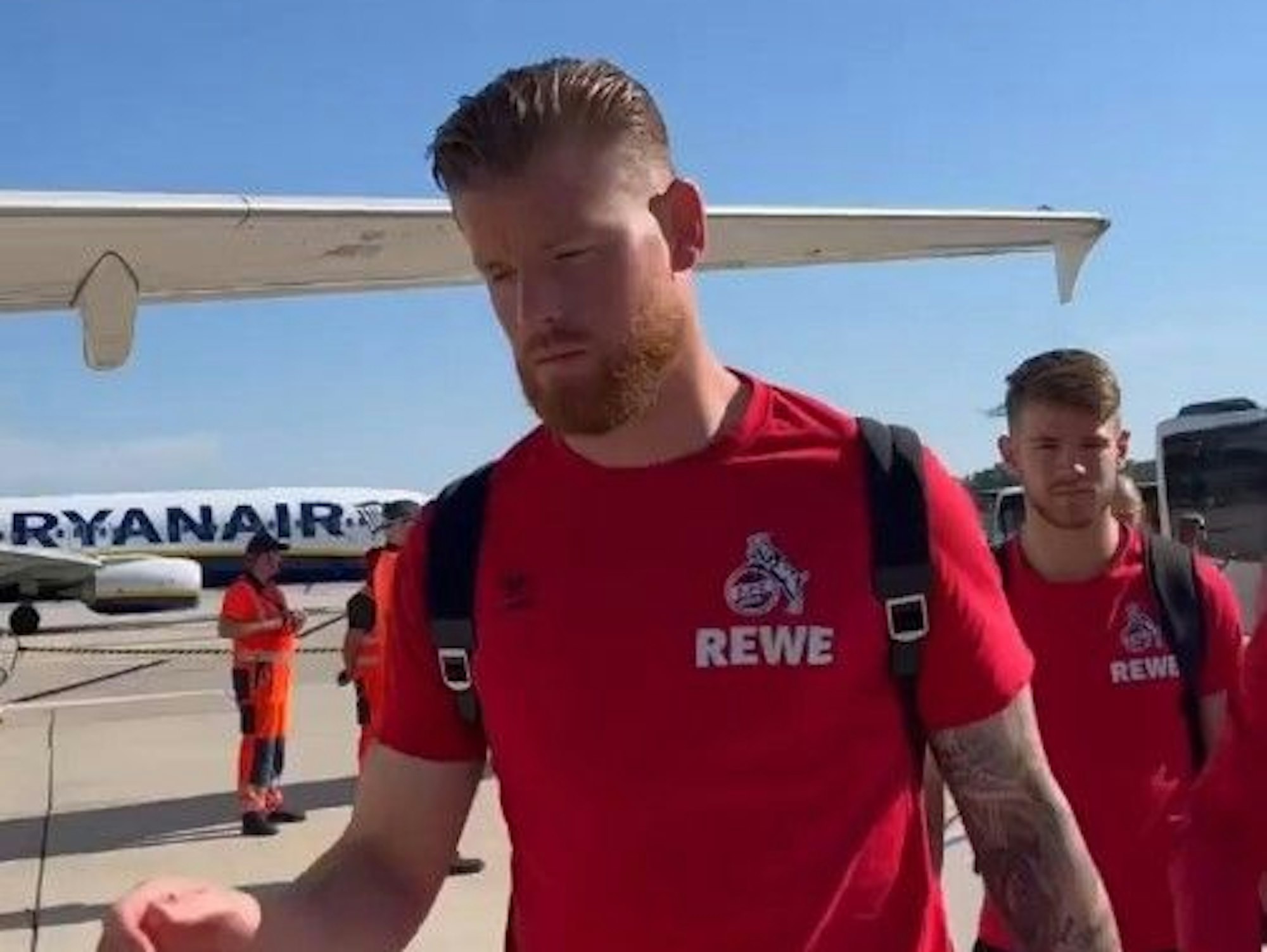 Timo Horn beim Gang zum Flugzeug.