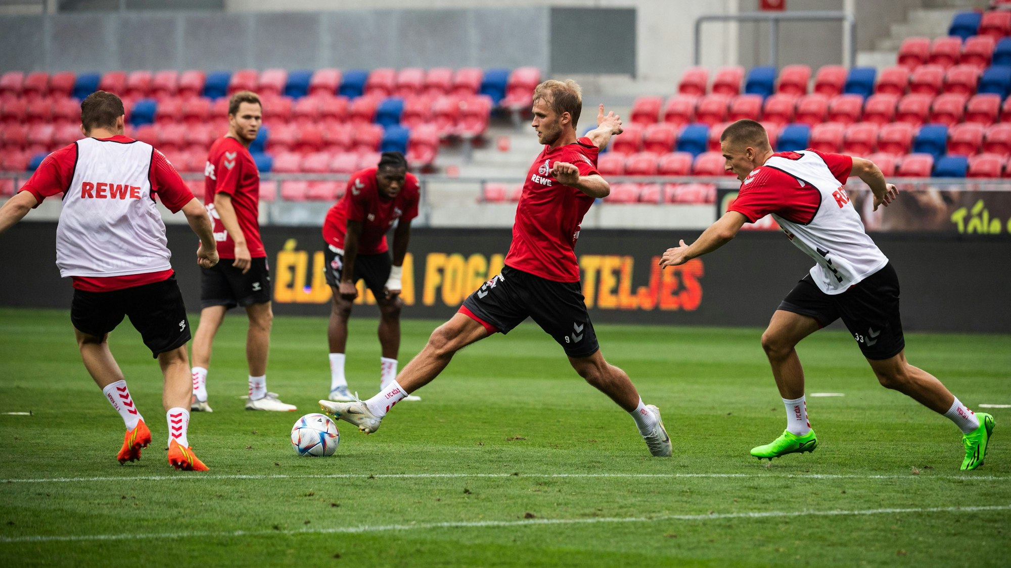 Sebastian Andersson (2.v.r.) im Abschlusstraining vor dem Playoff-Rückspiel um den Conference-League-Einzug am 24. August 2022