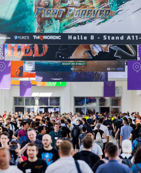 Messebesucher gehen auf der Gamescom durch die Messehallen. Nach zwei Ausgaben ohne Publikum hat die Videospielmesse Gamescom in Köln wieder mit Besuchern begonnen.