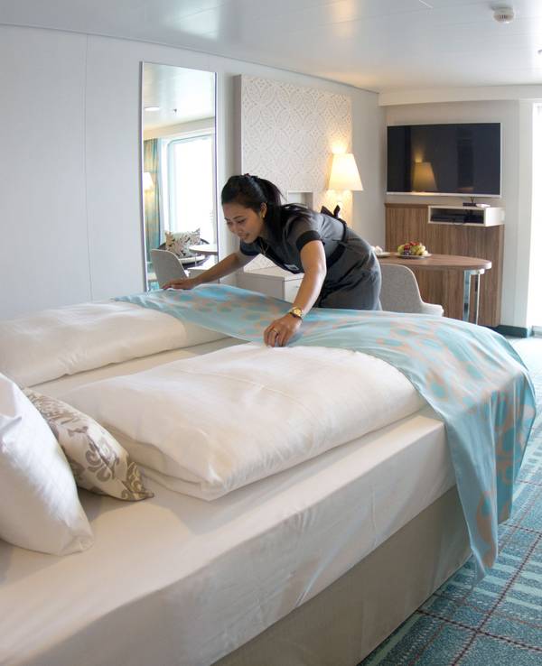 Eine Mitarbeiterin vom Zimmerservice bei der Arbeit (Symbolfoto vom 1. Juni 2014). Aktuell klagen einige Kölner Hotels über fehlende, saubere Bettwäsche und Handtücher.
