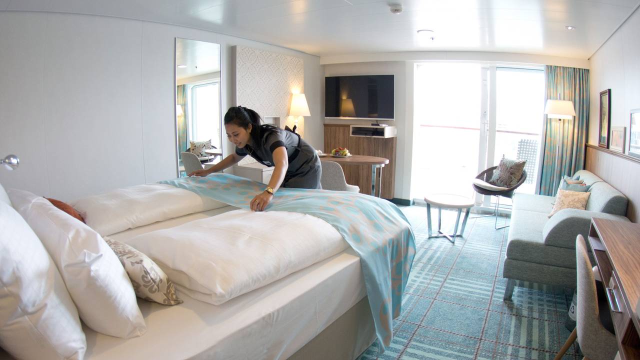 Eine Mitarbeiterin vom Zimmerservice bei der Arbeit (Symbolfoto vom 1. Juni 2014). Aktuell klagen einige Kölner Hotels über fehlende, saubere Bettwäsche und Handtücher.