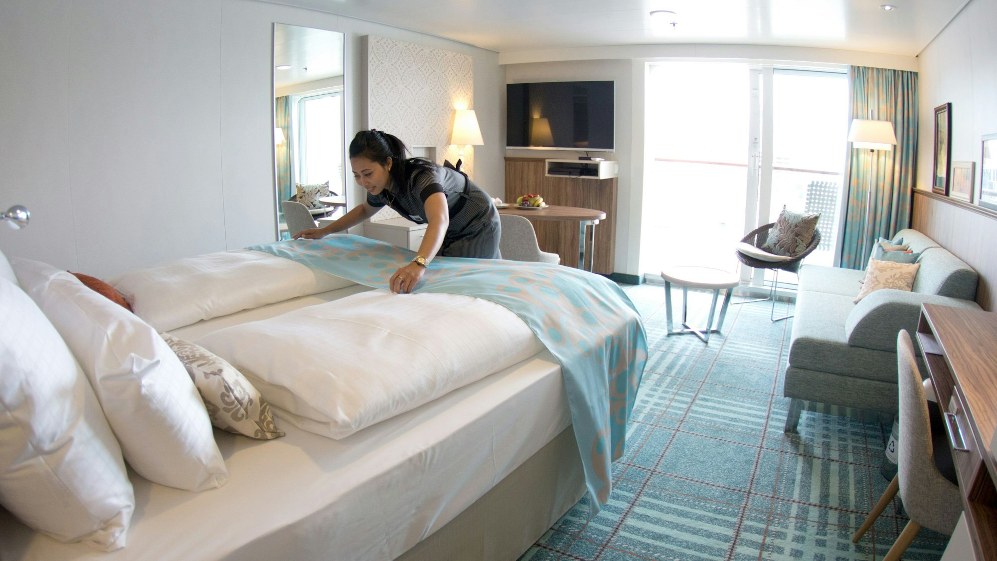 Eine Mitarbeiterin vom Zimmerservice bei der Arbeit (Symbolfoto vom 1. Juni 2014). Aktuell klagen einige Kölner Hotels über fehlende, saubere Bettwäsche und Handtücher.