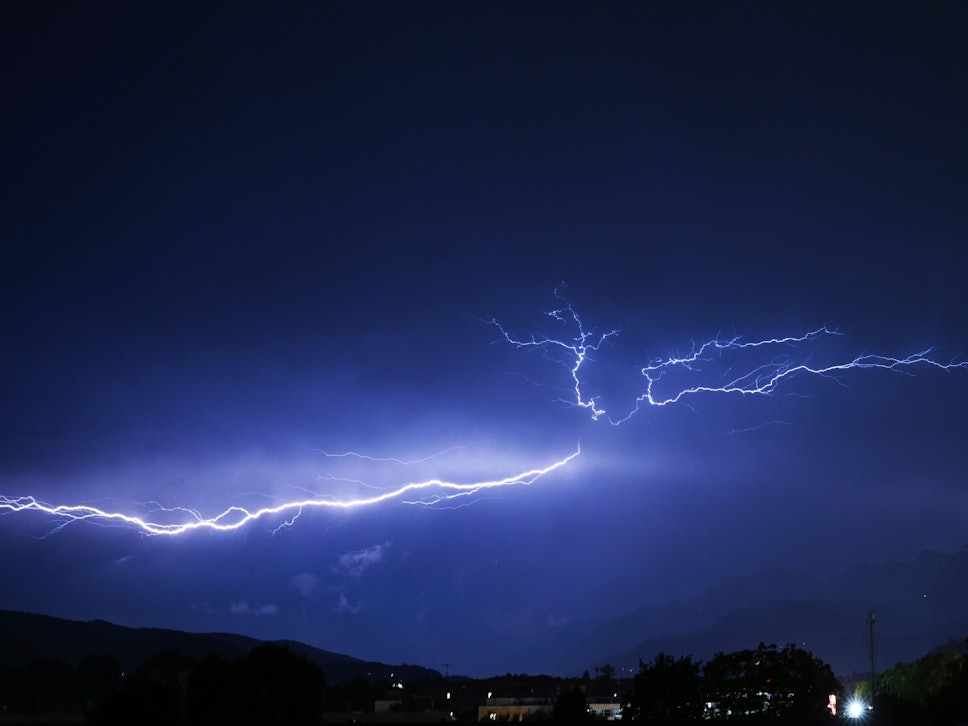 Blitze entladen sich über dem Tennengebirge bei Salzburg im Juli 2022