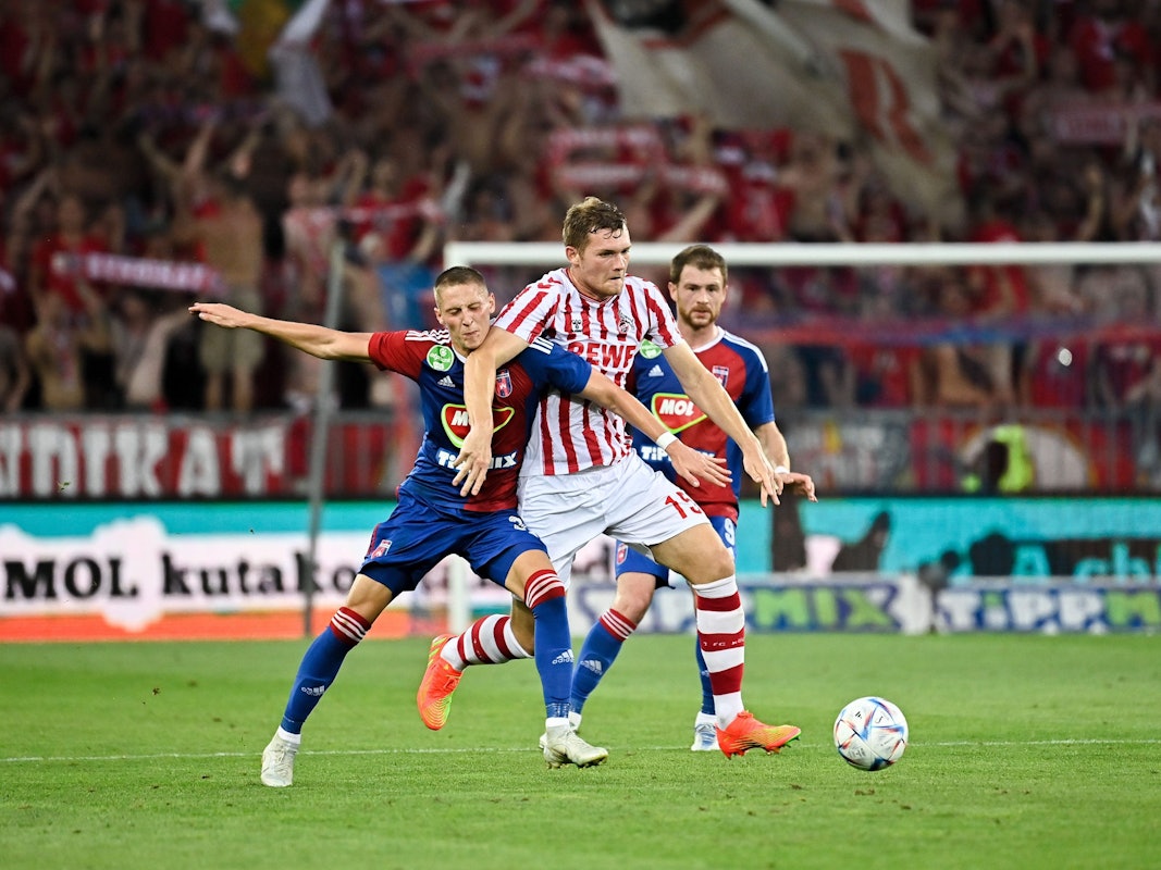 Luca Kilian setzt sich im Spiel bei Fehérvár FC gegen Palko Dardai durch