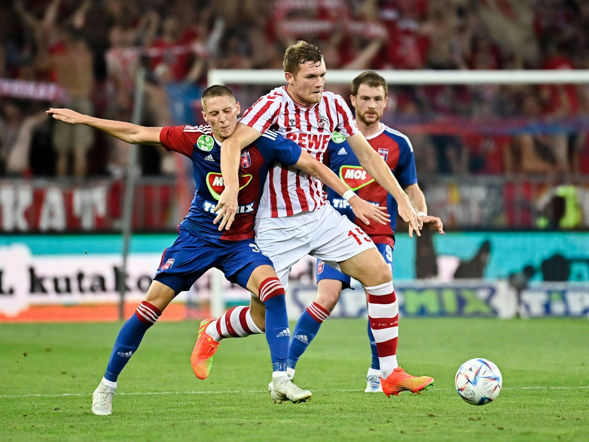 Luca Kilian setzt sich im Spiel bei Fehérvár FC gegen Palko Dardai durch