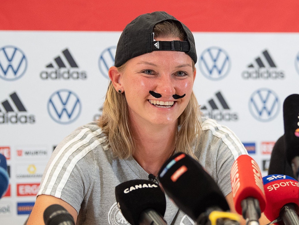 Alexandra Popp trägt einen aufgeklebten Schnauzer aus Kinesiotape.