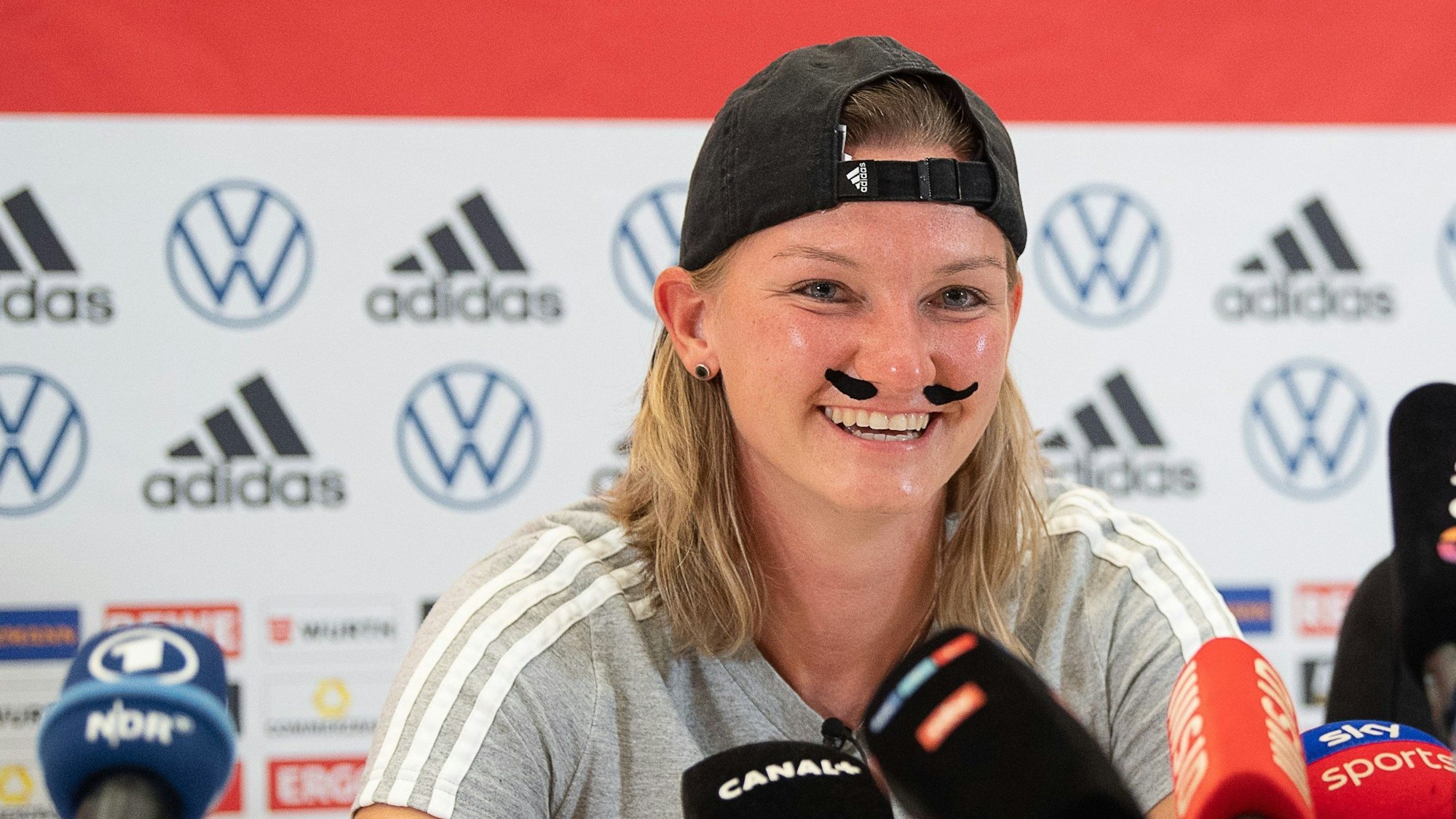 Alexandra Popp trägt einen aufgeklebten Schnauzer aus Kinesiotape.