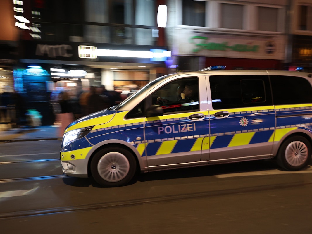 Ein Einsatzwagen der Polizei fährt über die Zülpicher Straße.