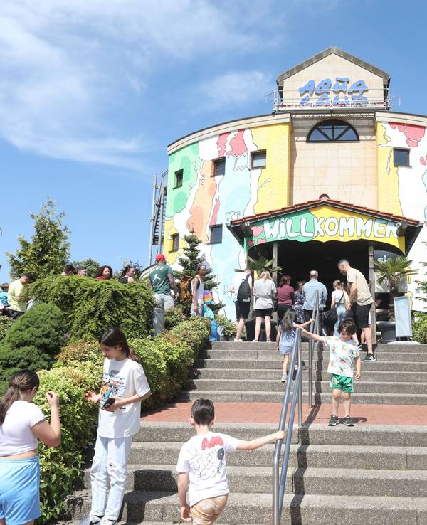 Schlange stehen für eine Abkühlung im Aqualand in Chorweiler.