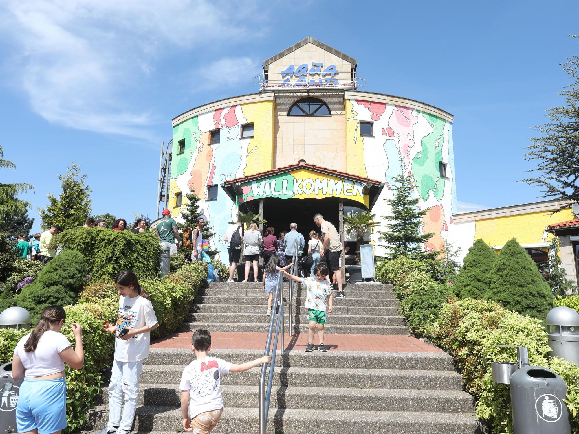 Menschen stehen vor dem Aqualand in Chorweiler an.