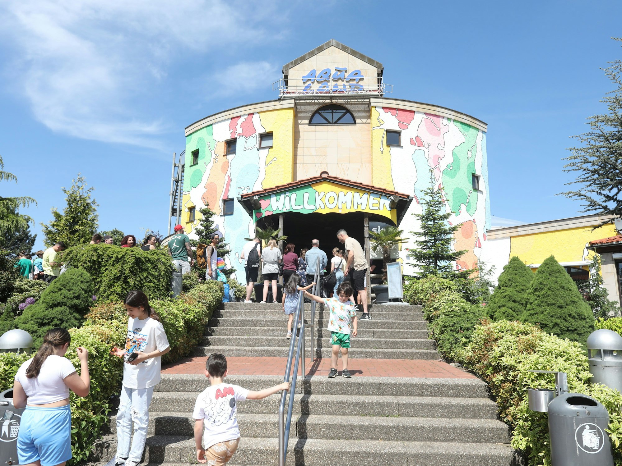 Menschen stehen vor dem Aqualand in Chorweiler an.