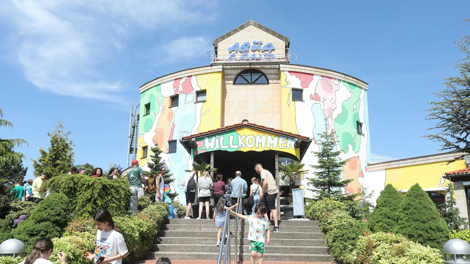Schlange stehen für eine Abkühlung im Aqualand in Chorweiler.