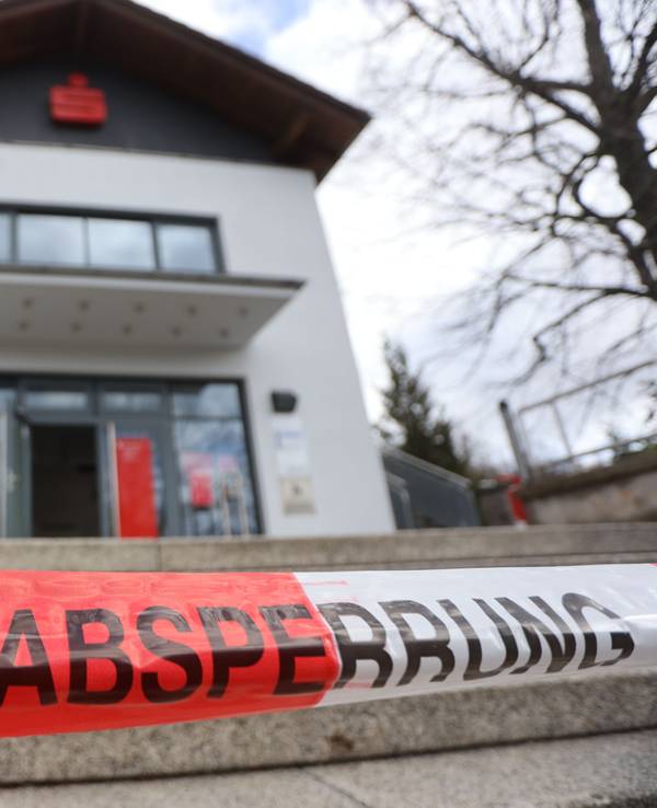 Der Aufgang zu einer Sparkassenfiliale ist mit einem Band abgesperrt.