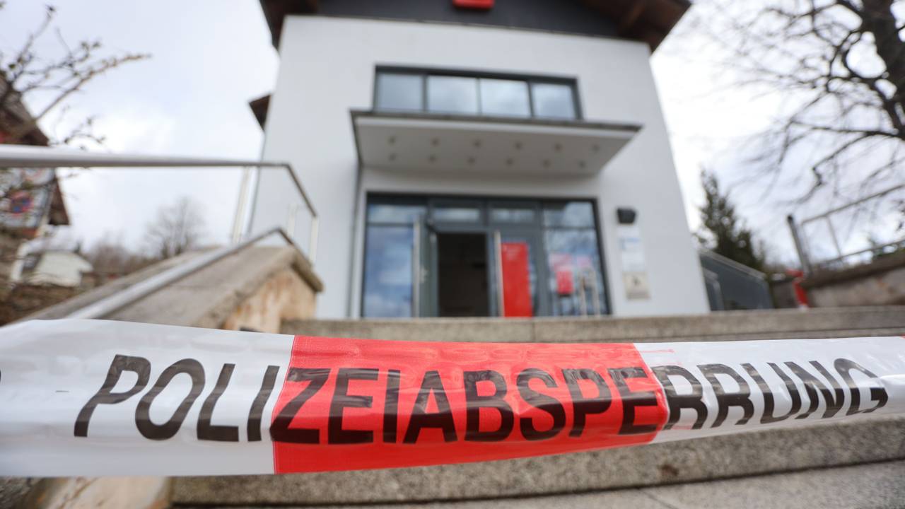 Der Aufgang zu einer Sparkassenfiliale ist mit einem Band abgesperrt.
