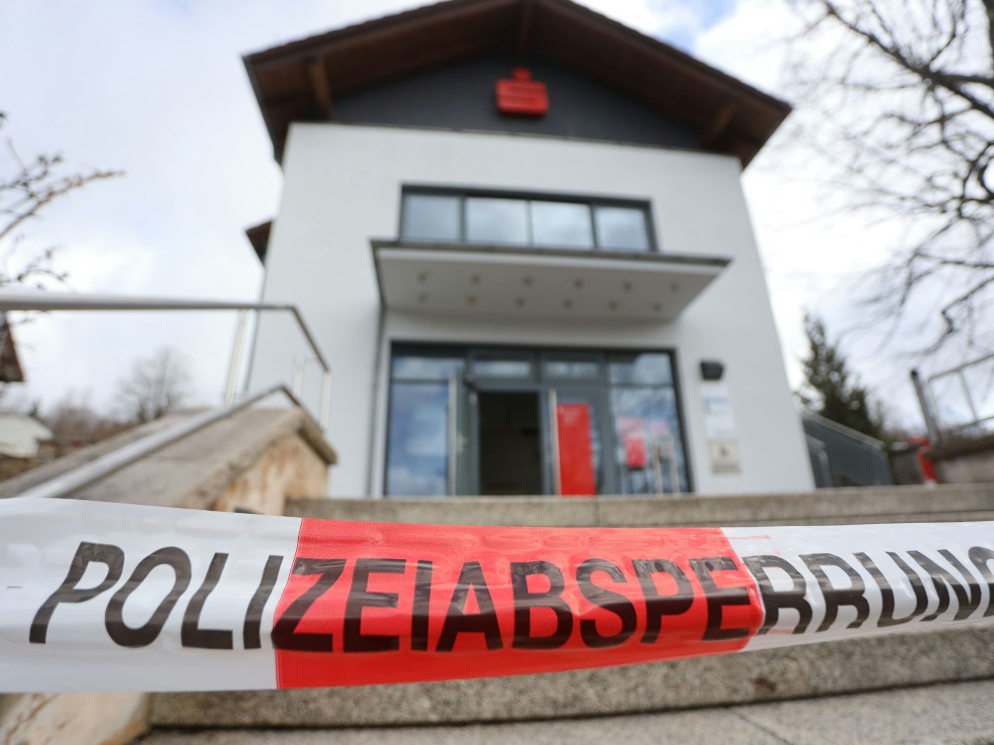 Der Aufgang zu einer Sparkassenfiliale ist mit einem Band abgesperrt.