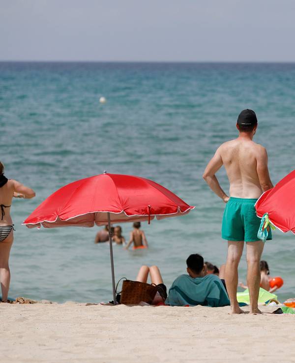 Menschen sonnen sich am Strand von Arenal auf Mallorca. Archivfoto.
