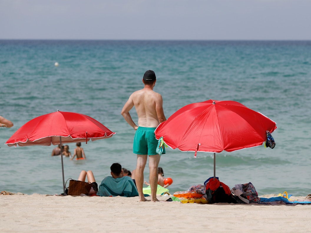 Menschen sonnen sich am Strand von Arenal auf Mallorca. Archivfoto.