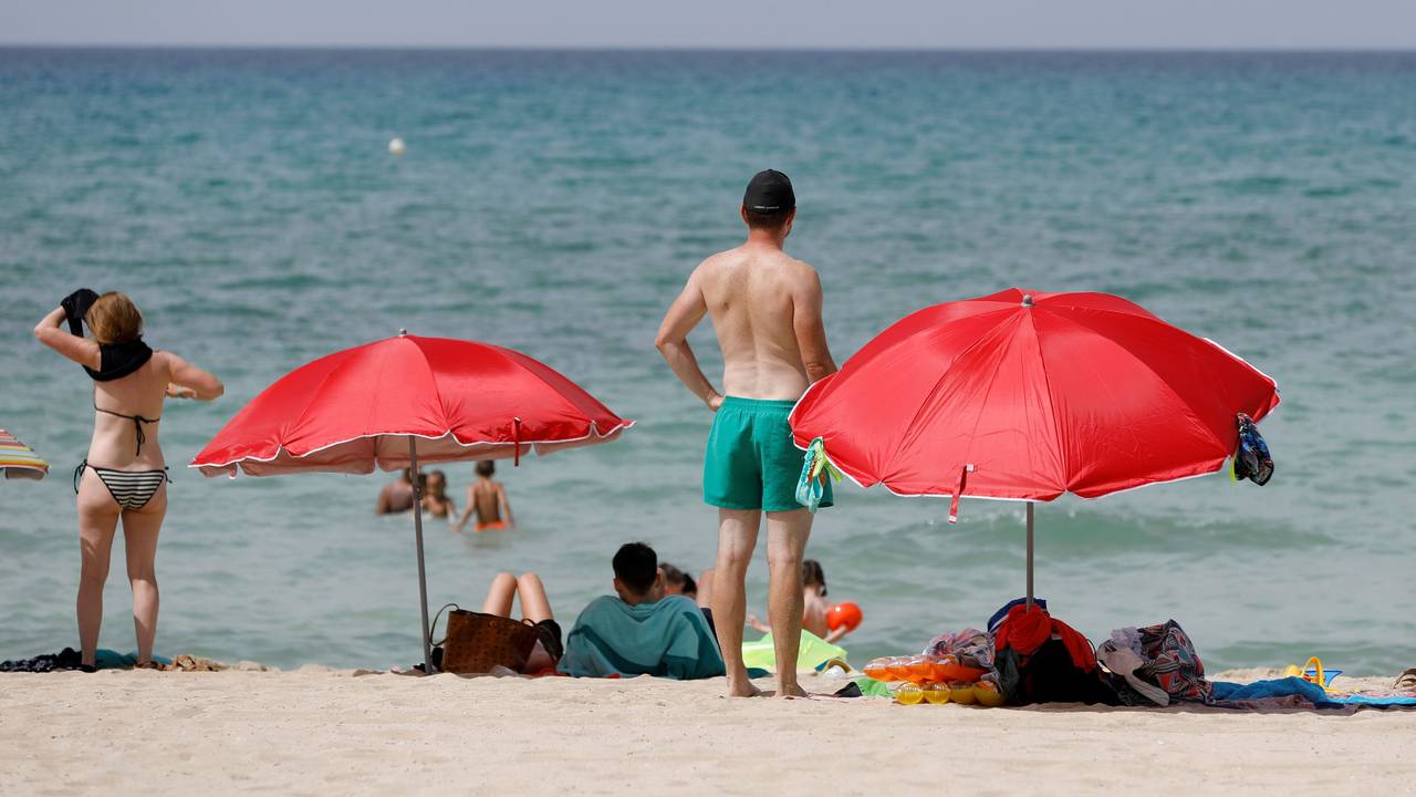 Menschen sonnen sich am Strand von Arenal auf Mallorca. Archivfoto.