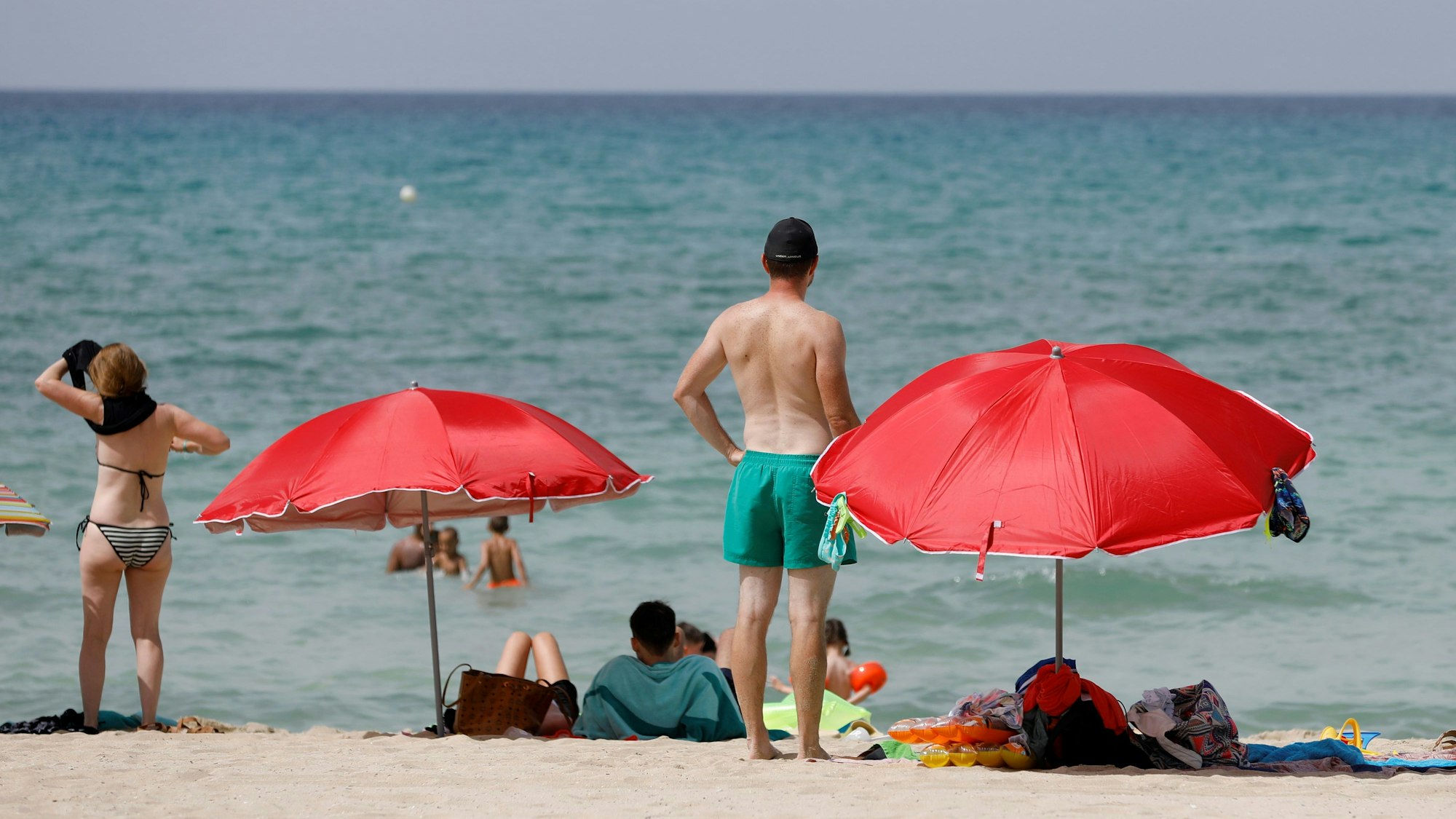 Menschen sonnen sich am Strand von Arenal auf Mallorca. Archivfoto.