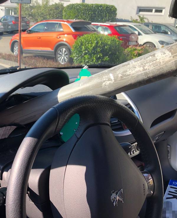 Blick ins Innere des Unfallautos: Das Autoschild bohrte sich unter anderem durch die Armaturen und hätte die Fahrerin schwer verletzten können.