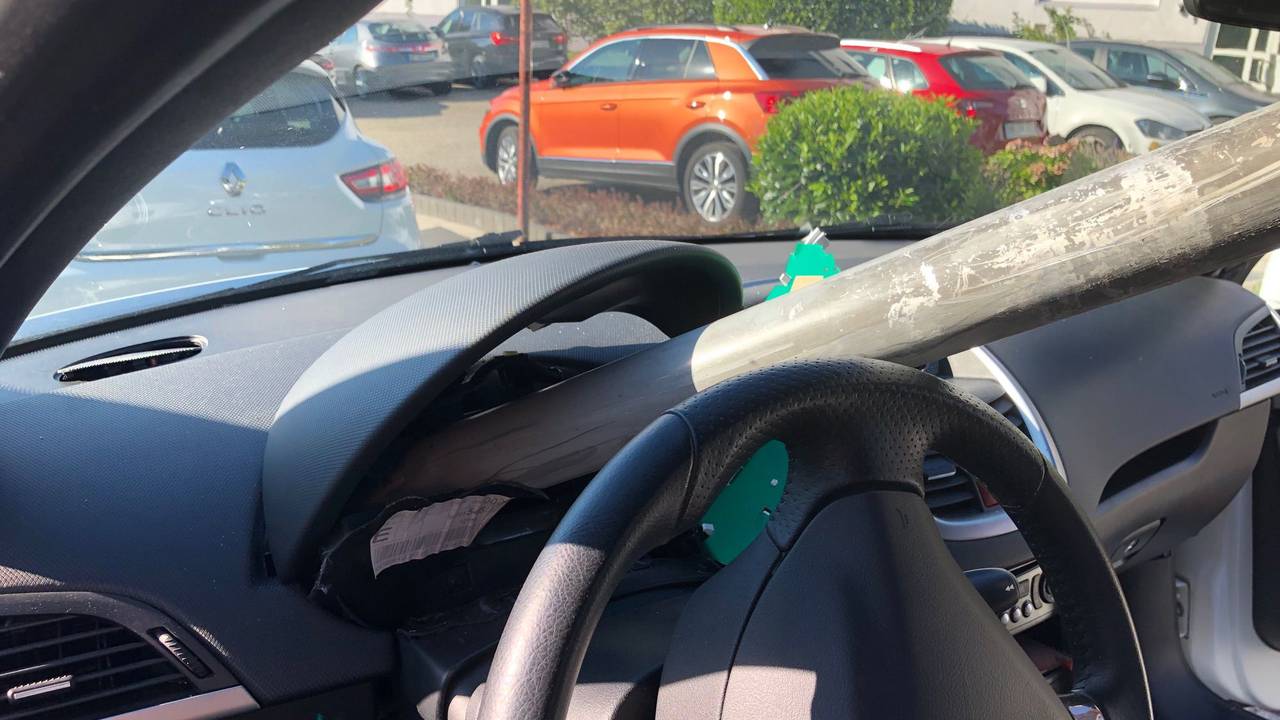 Blick ins Innere des Unfallautos: Das Autoschild bohrte sich unter anderem durch die Armaturen und hätte die Fahrerin schwer verletzten können.
