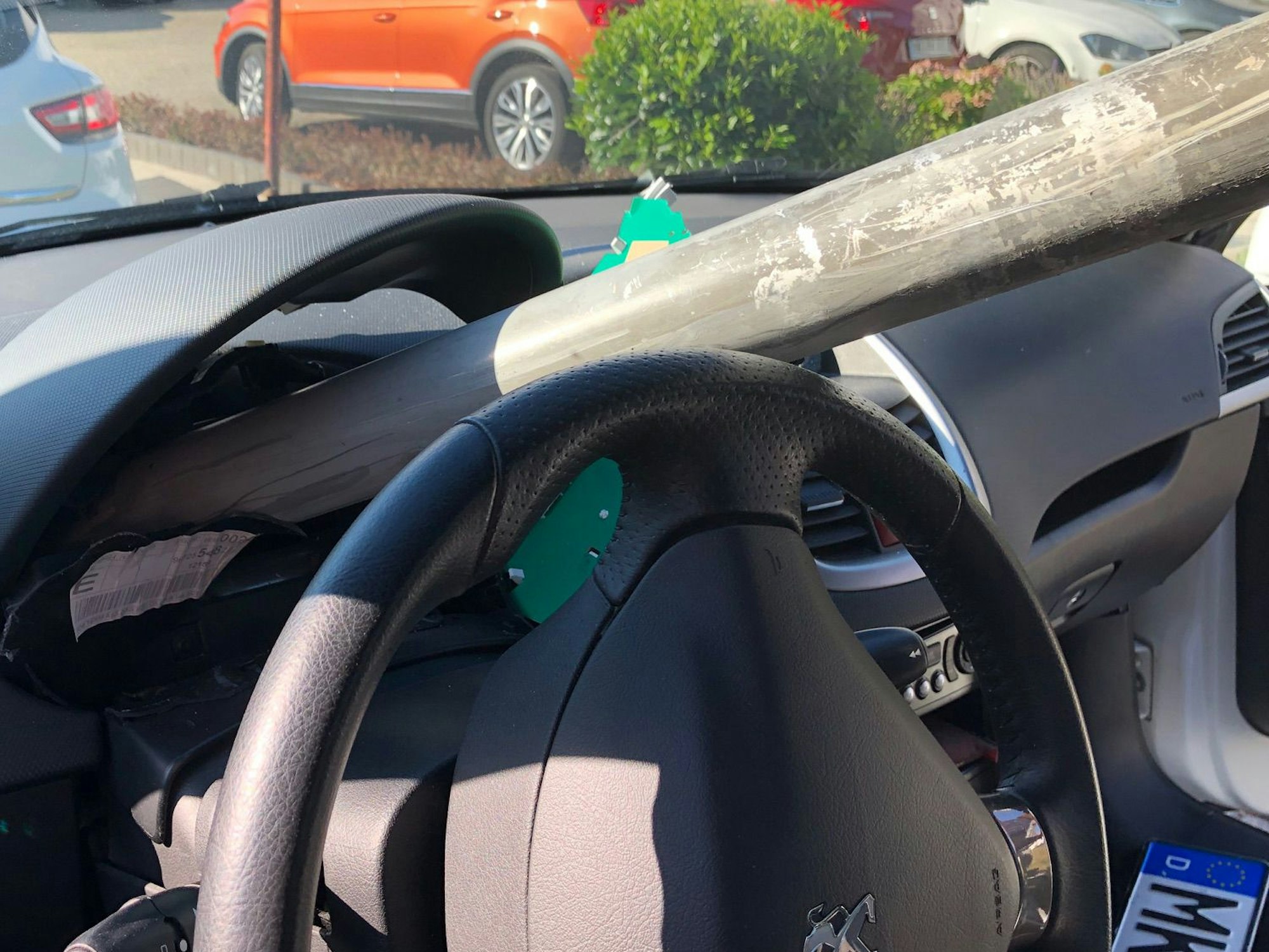 Blick ins Innere des Unfallautos: Das Autoschild bohrte sich unter anderem durch die Armaturen und hätte die Fahrerin schwer verletzten können.