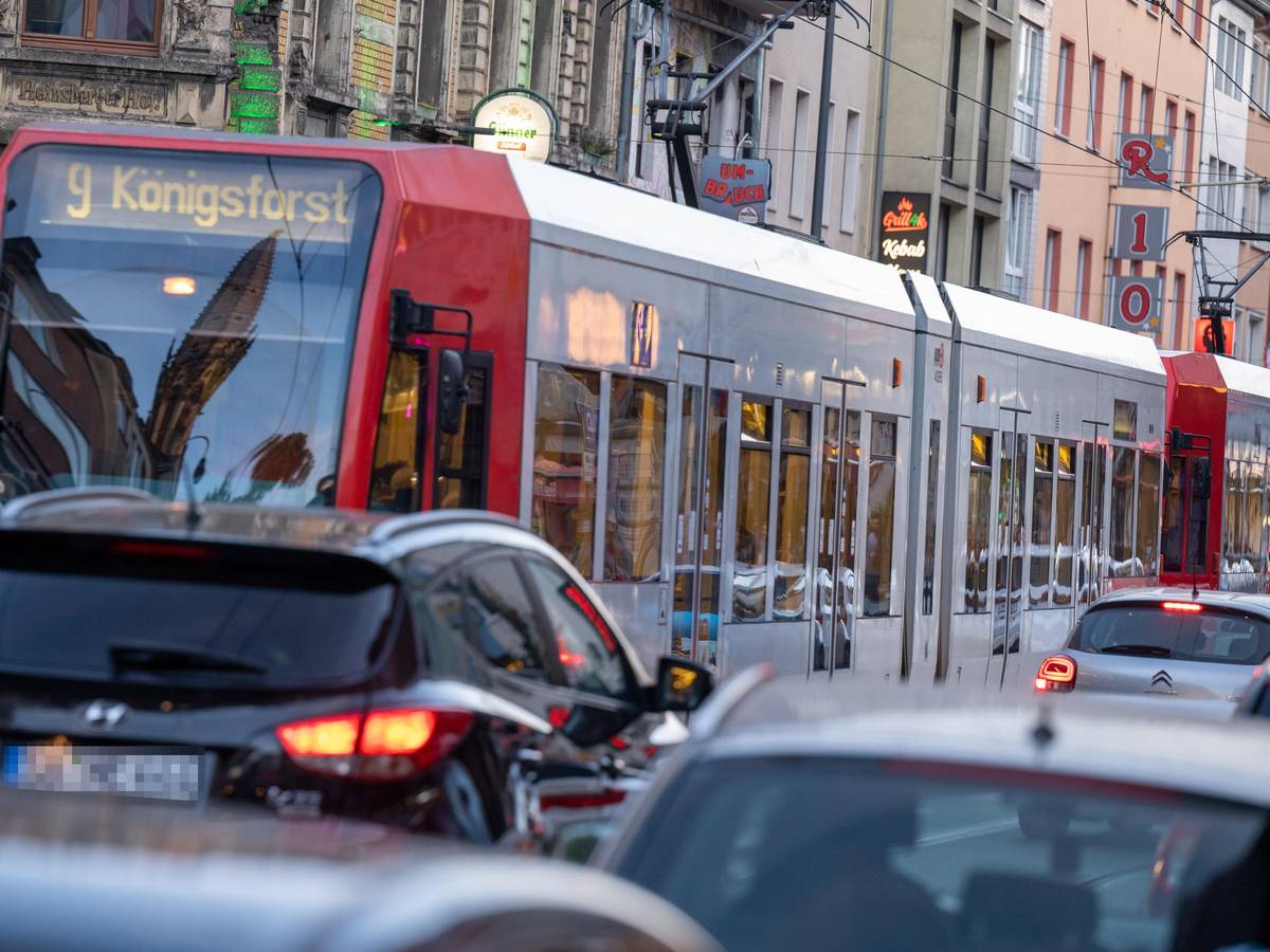 Eine Straßenbahn der Linie 9 fährt durch die Zülpicher Straße.