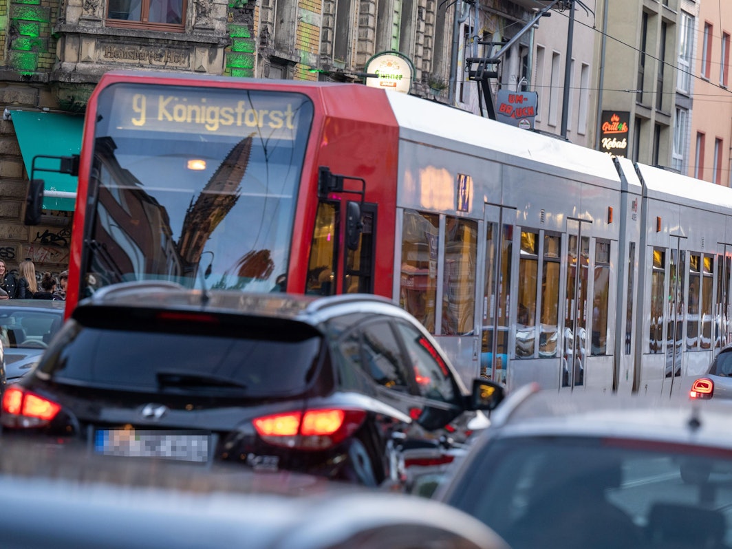 Eine Straßenbahn der Linie 9 fährt durch die Zülpicher Straße.