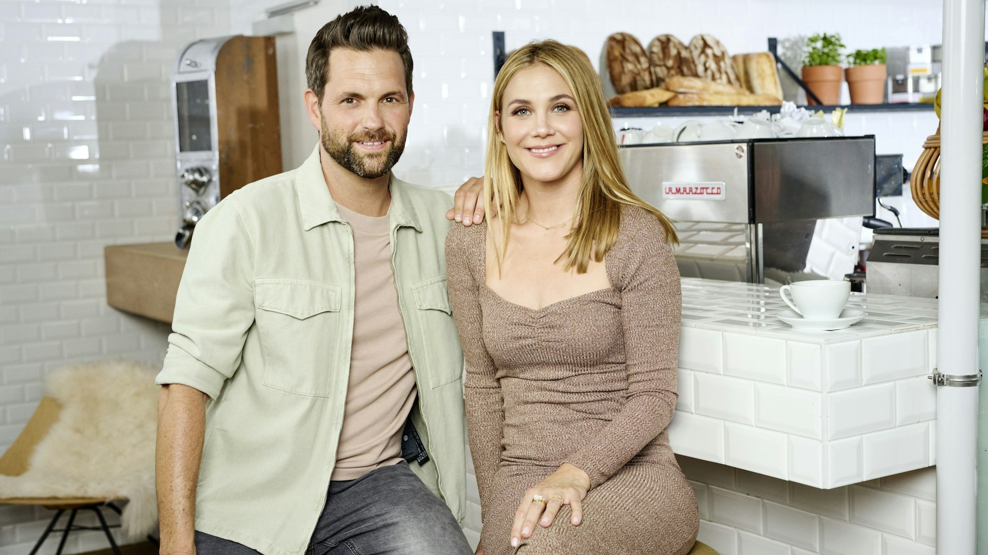 Matthias Killing (l.) und Alina Merkau (r.) sind im Sat.1-„Frühstücksfernsehen“ für jeden Spaß zu haben.