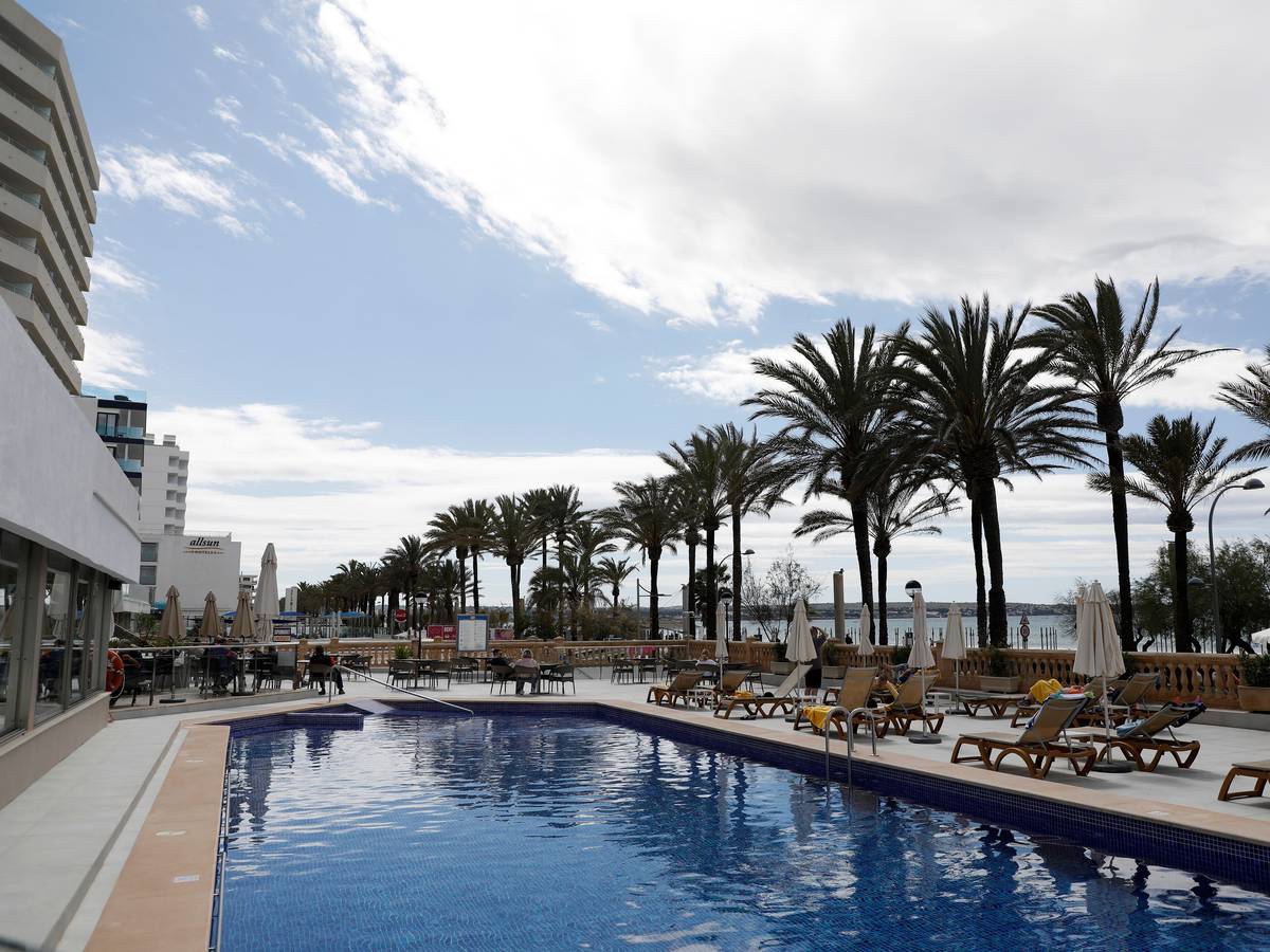Der Swimmingpool eines Hotels am Strand von Arenal.