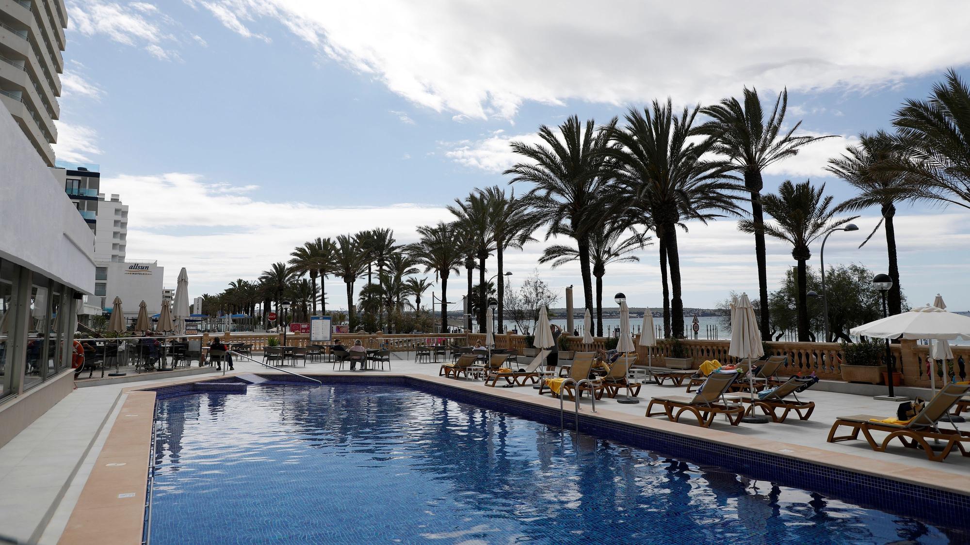 Der Swimmingpool eines Hotels am Strand von Arenal.