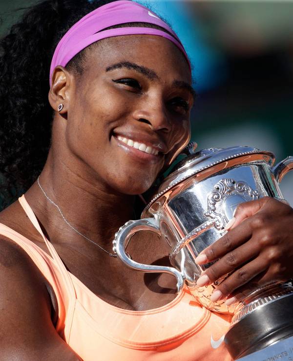Serena Williams hält die Trophäe nach ihrem Sieg über die Tschechin Safarova bei den Roland Garros 2015 French Tennis Open.