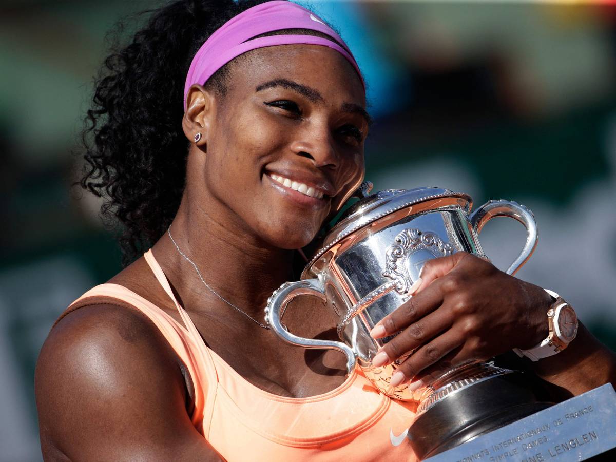 Serena Williams hält die Trophäe nach ihrem Sieg über die Tschechin Safarova bei den Roland Garros 2015 French Tennis Open.