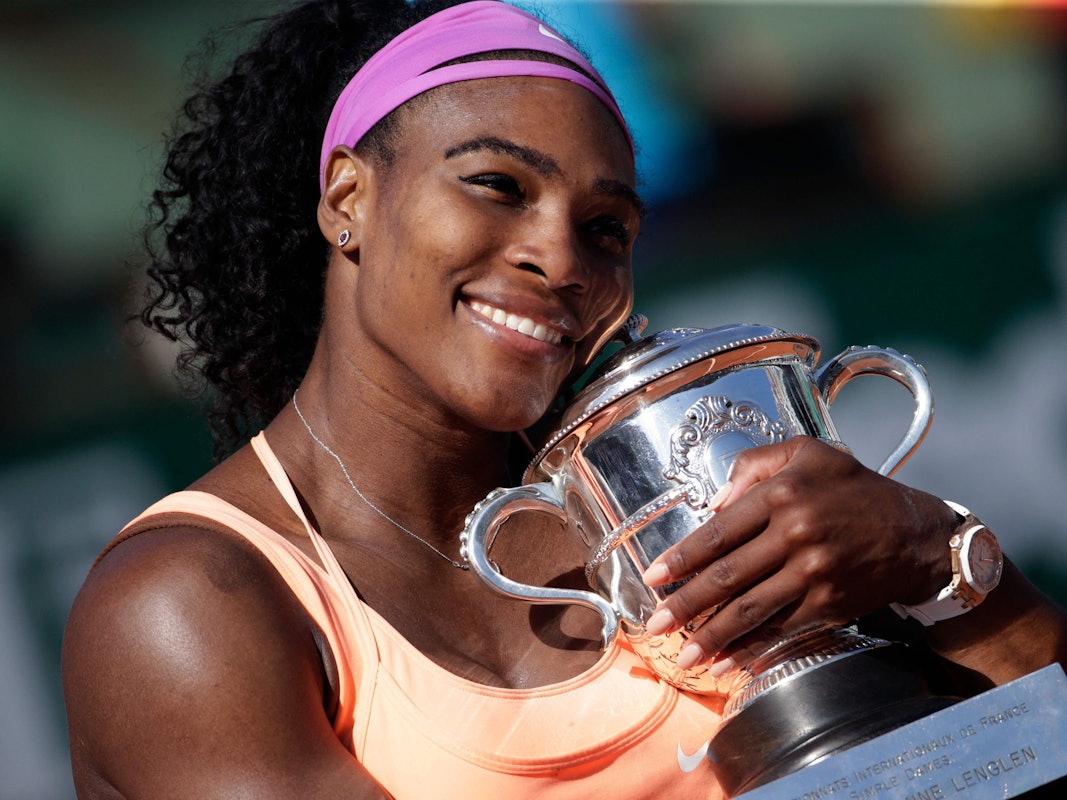 Serena Williams hält die Trophäe nach ihrem Sieg über die Tschechin Safarova bei den Roland Garros 2015 French Tennis Open.