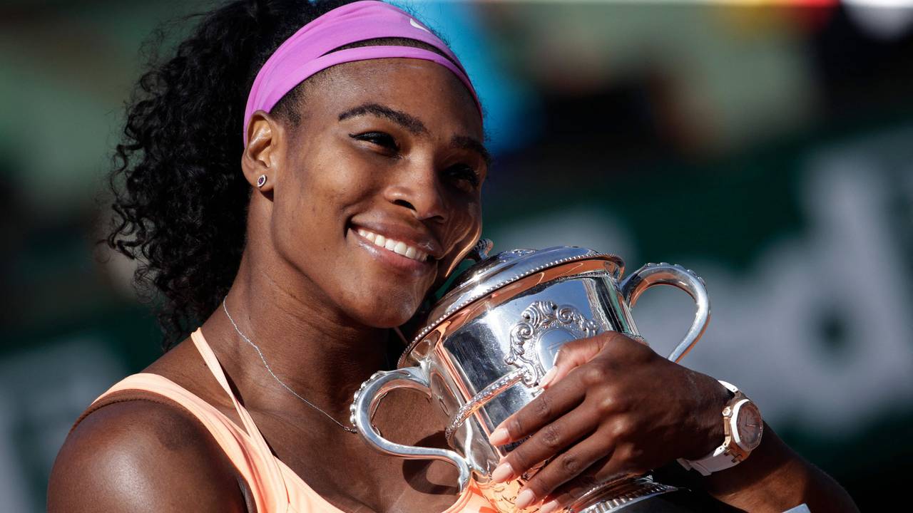 Serena Williams hält die Trophäe nach ihrem Sieg über die Tschechin Safarova bei den Roland Garros 2015 French Tennis Open.
