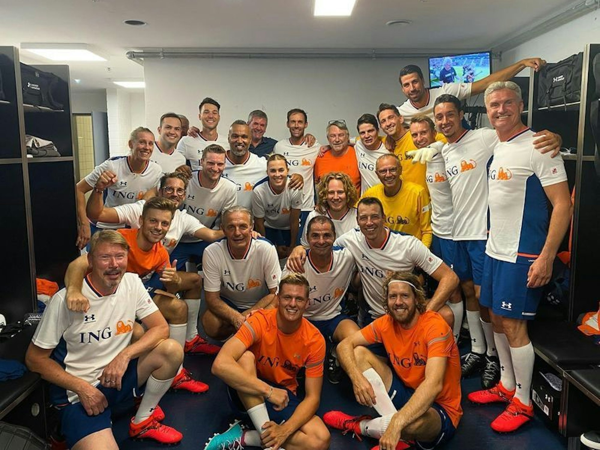 Kabinen-Bild aller Teilnehmer von „Champions for Charity“.