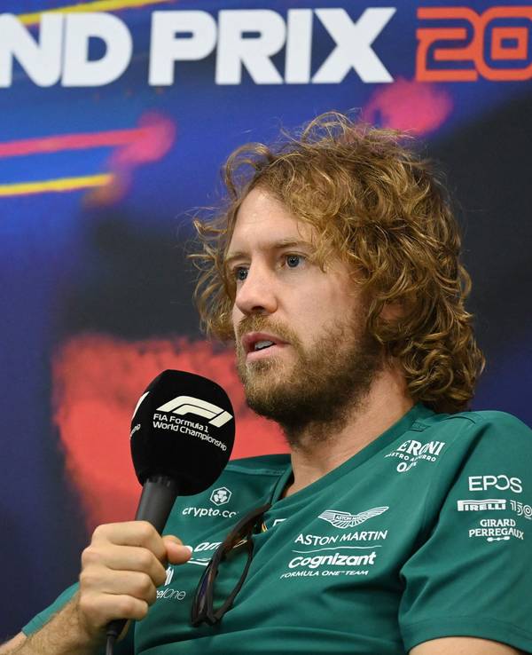 Sebastian Vettel spricht auf der Pressekonferenz vor dem Rennen der Formel 1 in Belgien