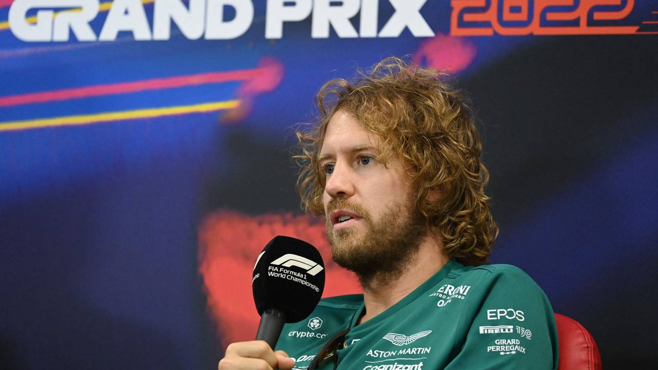 Sebastian Vettel spricht auf der Pressekonferenz vor dem Rennen der Formel 1 in Belgien