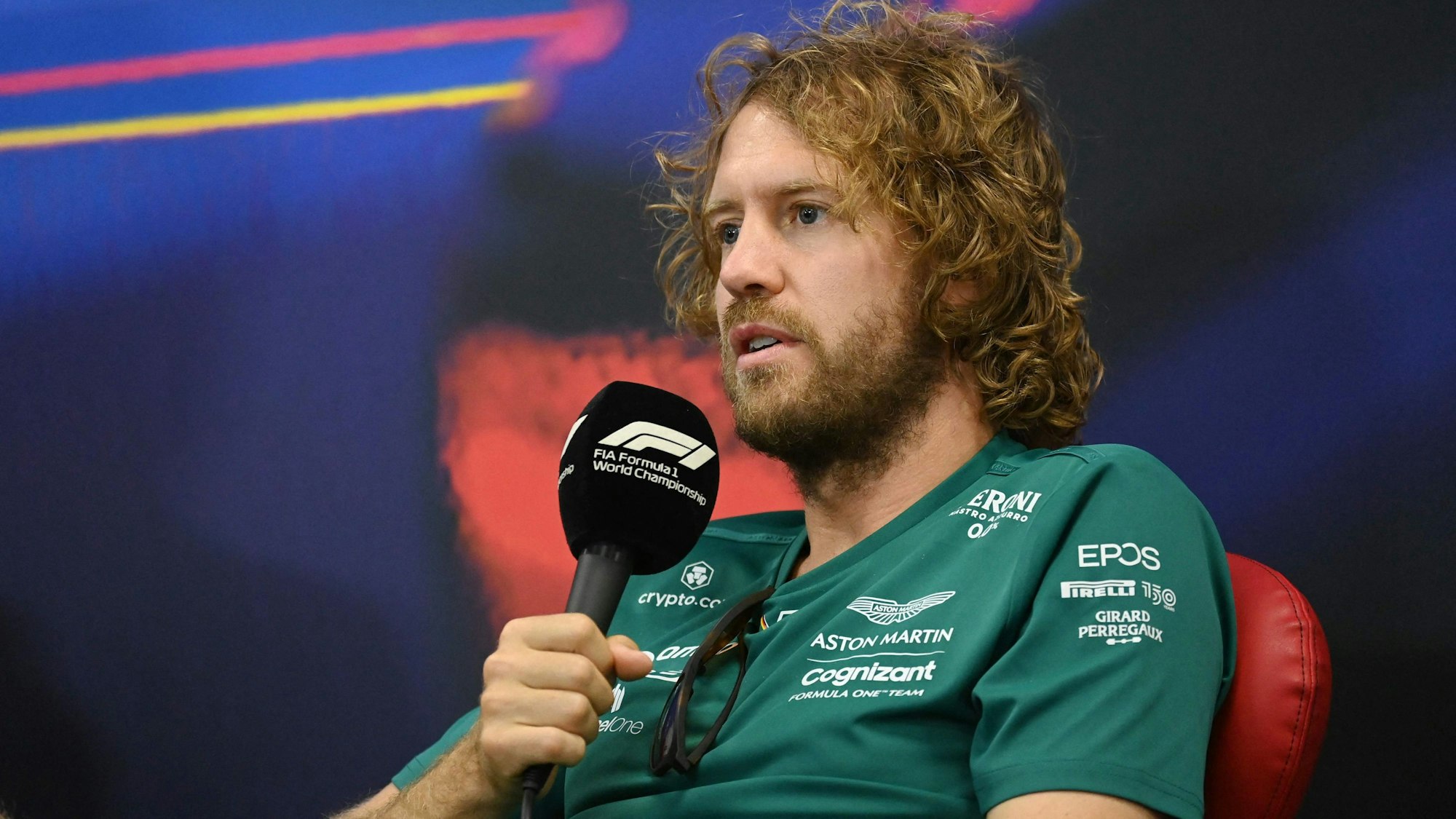 Sebastian Vettel spricht auf der Pressekonferenz vor dem Rennen der Formel 1 in Belgien