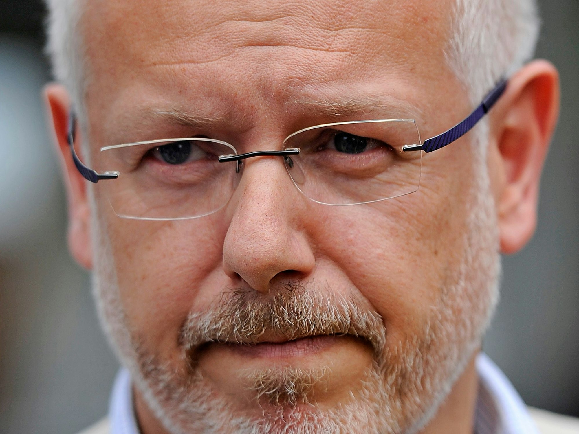 Zoodirektor Theo Pagel gibt am Samstag (25.08.2012) vor dem Zoo in Köln ein Pressestatement.