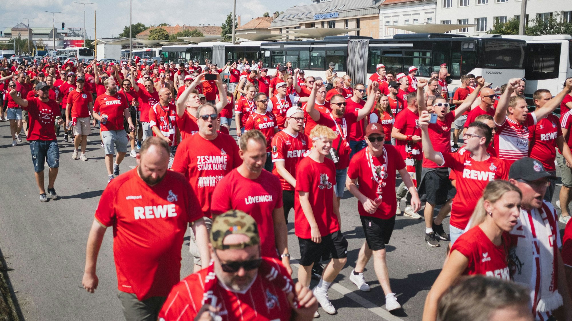 Fans des 1. FC Köln laufen am Donnerstag (25. August 2022) vor dem Playoff-Rückspiel zur Conference League gemeinsam in Richtung Stadion in Székesfehérvár.