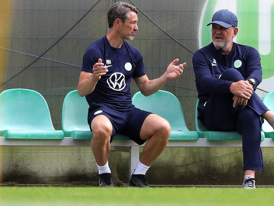 Jörg Schmadtke (r.) und Chefcoach Niko Kovac sprechen am Rande einer Trainingseinheit des VfL Wolfsburg.