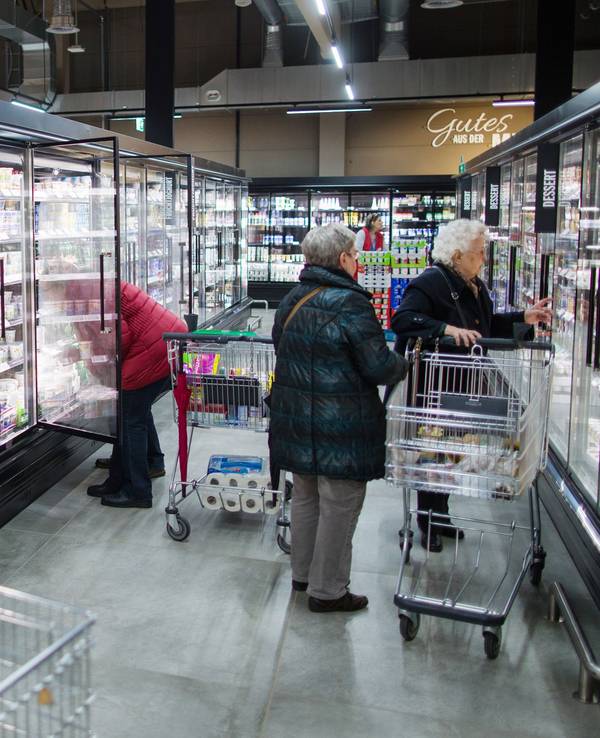 Das Symbolbild vom November 2016 zeigt Kundinnen beim Einkauf an einer Kühltheke in einem Real-Markt in Krefeld.