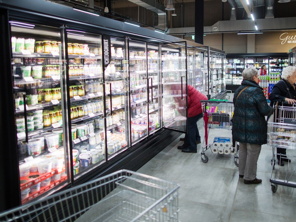 Das Symbolbild vom November 2016 zeigt Kundinnen beim Einkauf an einer Kühltheke in einem Real-Markt in Krefeld.