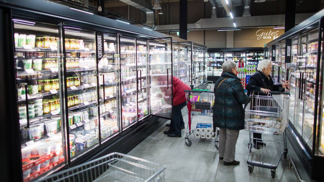 Das Symbolbild vom November 2016 zeigt Kundinnen beim Einkauf an einer Kühltheke in einem Real-Markt in Krefeld.