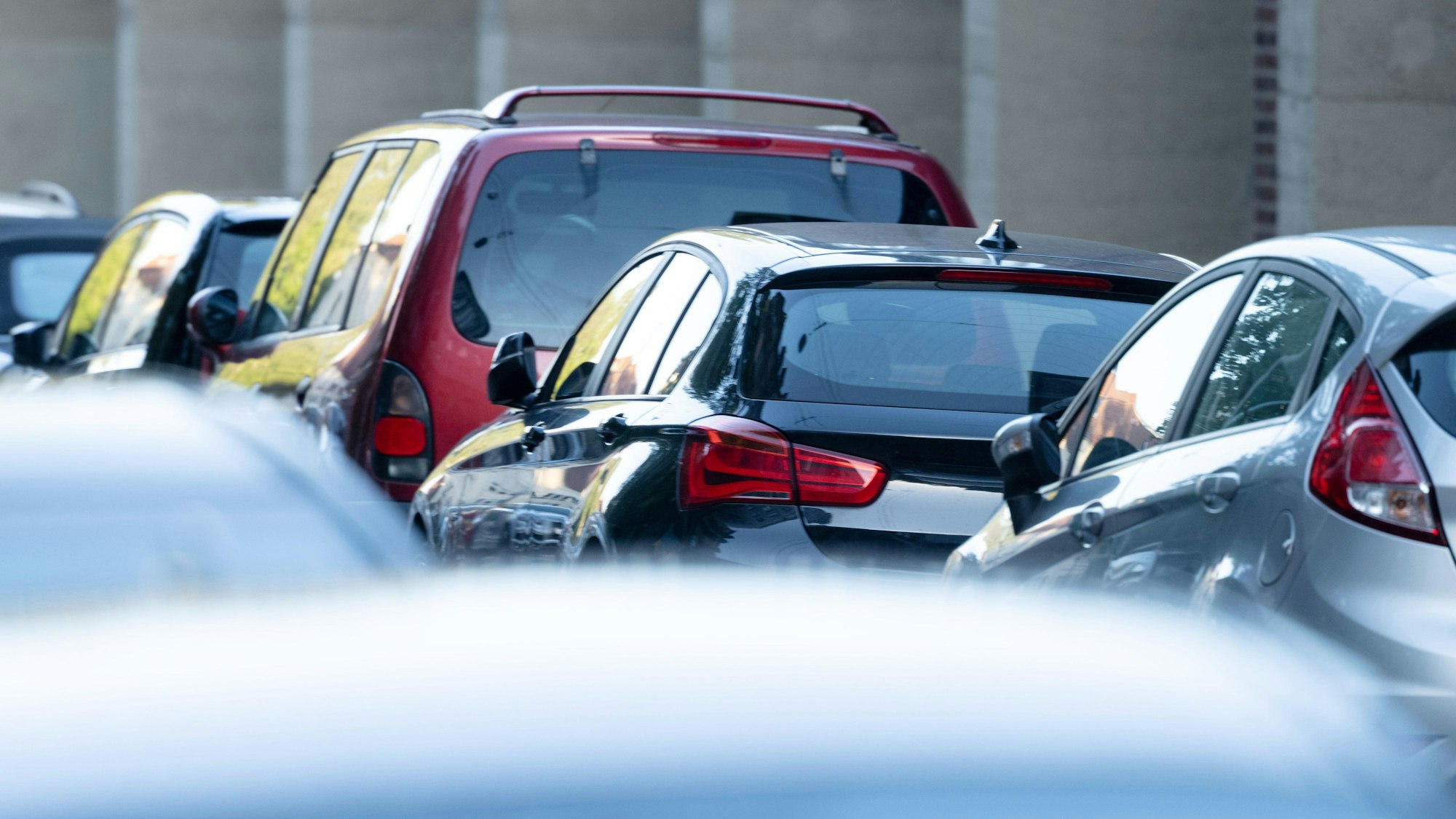 Autos stehen an der Straße. In Oberhausen wurde eine tote Frau in einem geparkten Auto gefunden.